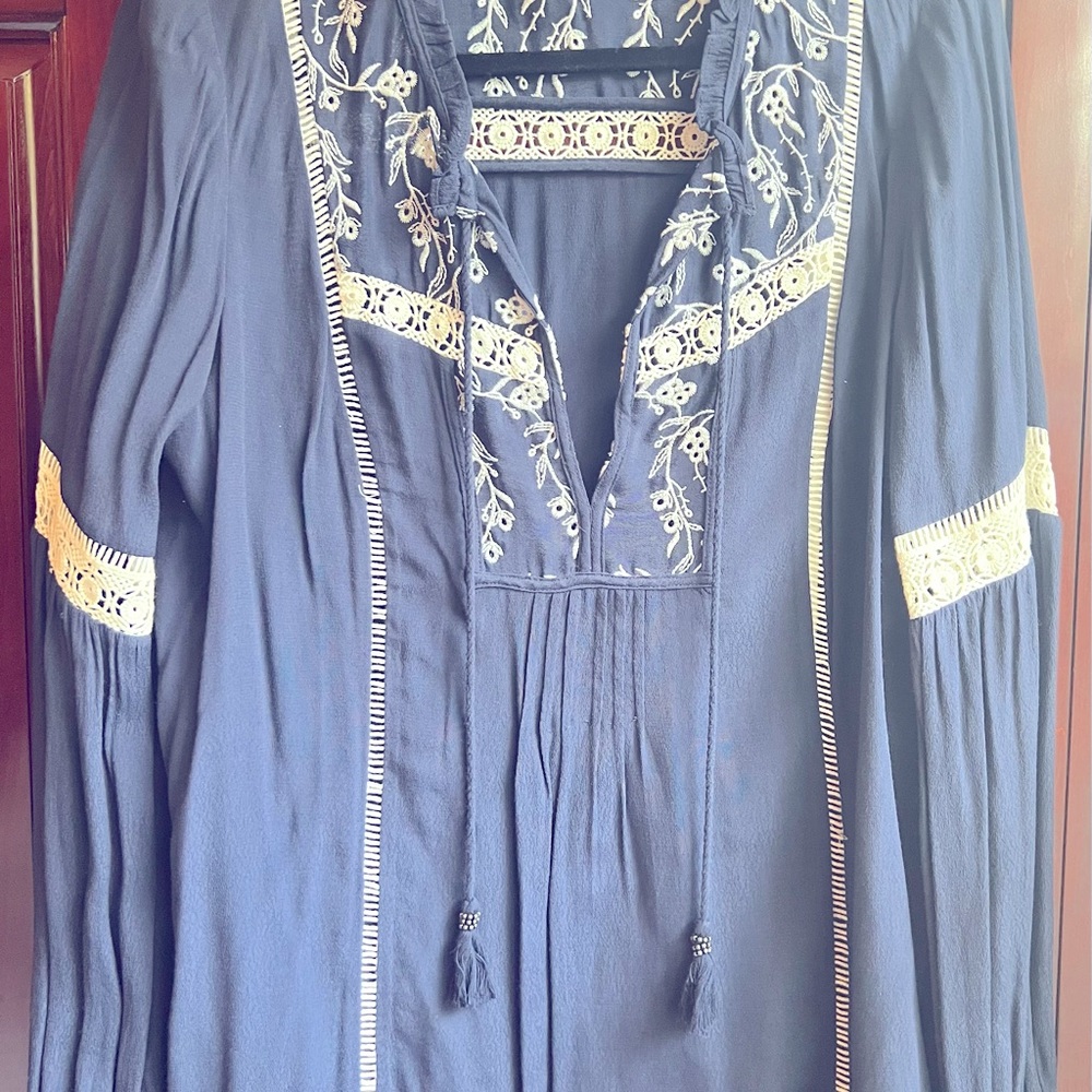 Boho style blue and white embroidered tunic, great conditions, size large.